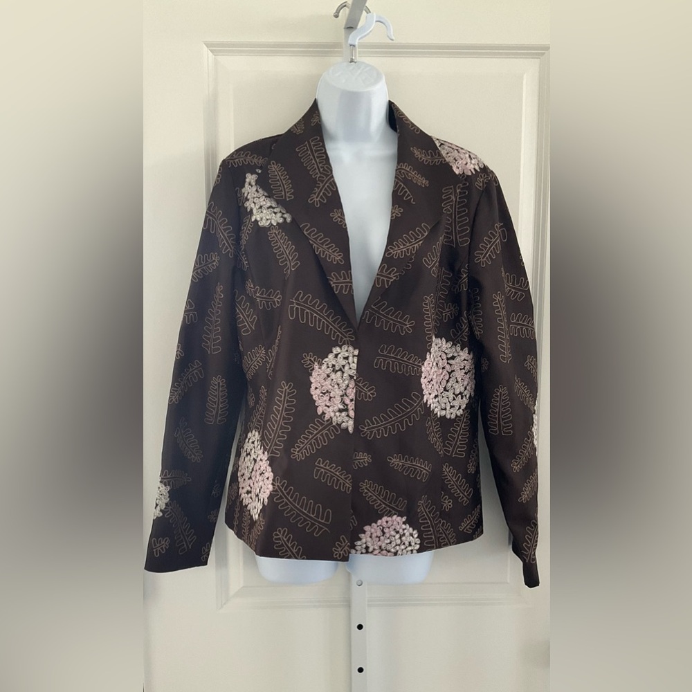 Pamela McCoy Vintage Embroidered Dark Brown Blazer Jacket.
Size Medium.